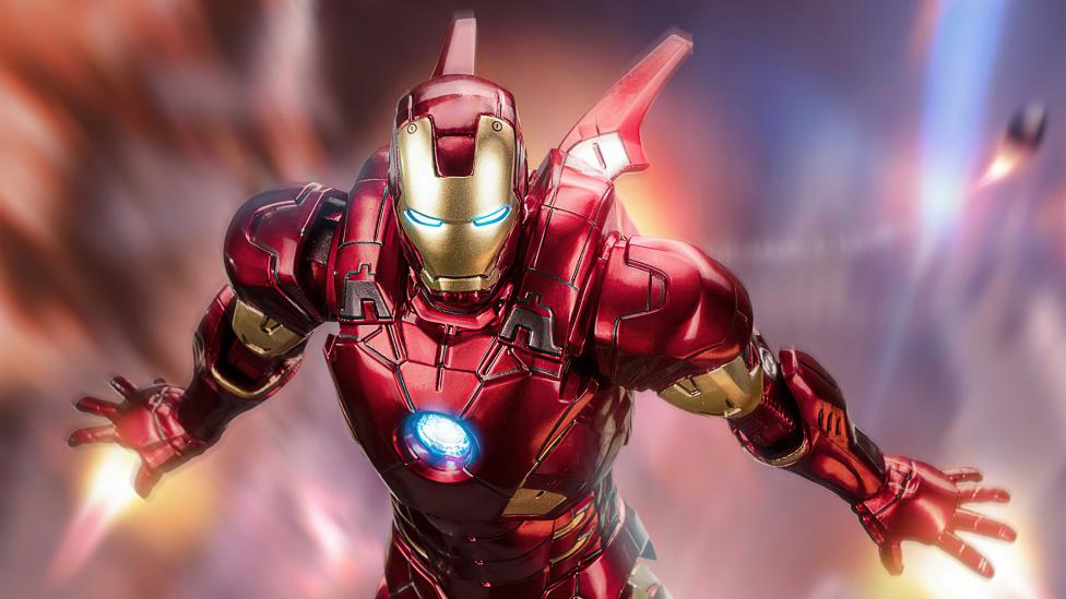 Iron Man volando por la ciudad